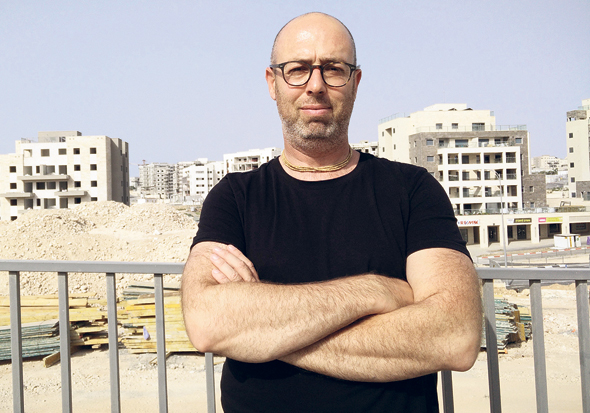 חמי בר אור, תושב חריש. "אחד האתגרים הגדולים של העיר הוא המיתוג, שנפגע מאוד מההחלטה המקורית לייעד אותה לחרדים. כרגע ממתגים אותה מחירי השכירות, שנמצאים ברצפה ומושכים אוכלוסייה מסוימת" חמי בר אור, תושב חריש. "אחד האתגרים הגדולים של העיר הוא המיתוג, שנפגע מאוד מההחלטה המקורית לייעד אותה לחרדים. כרגע ממתגים אותה מחירי השכירות, שנמצאים ברצפה ומושכים אוכלוסייה מסוימת"