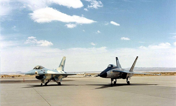 אב הטיפוס של מטוס ה-F16 (משמאל), כשלצידו ה-YF17, מטוס שהתחרה בו והפך ברבות הימים ל-F18, צילום: F-16.net