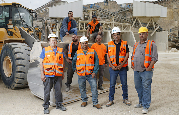 עובדים של שפיר הנדסה חוגגים את הבונוס שקיבלו עובדים של שפיר הנדסה חוגגים את הבונוס שקיבלו