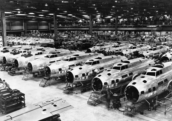 פס ייצור של מטוסי B17. בסה"כ נבנו 12,731 מהם פס ייצור של מטוסי B17. בסה"כ נבנו 12,731 מהם