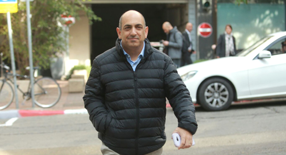 דוד שרן יוצא ממשרדי רשות ני"ע דוד שרן יוצא ממשרדי רשות ני"ע