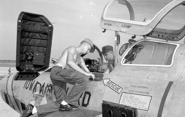 טכנאים עובדים על מטוס F84 טכנאים עובדים על מטוס F84