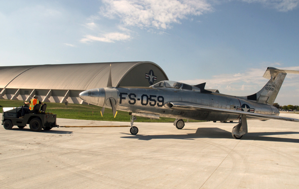 מטוס XF84H נגרר למוסך מטוס XF84H נגרר למוסך