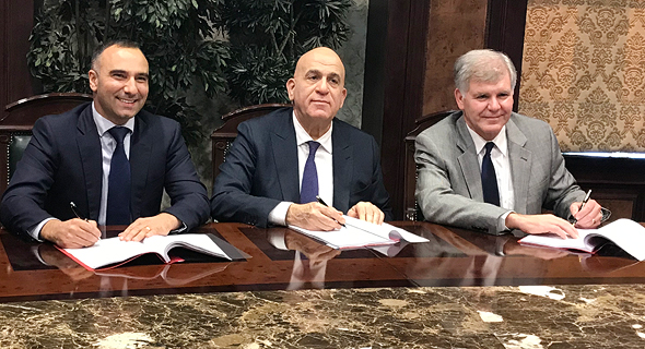 מימין: מנכ"ל דלק קידוחים יוסי אבו, עלי ראפע מנכ"ל דולפינוס וקית' אליוט סגן נשיא נובל מימין: מנכ"ל דלק קידוחים יוסי אבו, עלי ראפע מנכ"ל דולפינוס וקית' אליוט סגן נשיא נובל