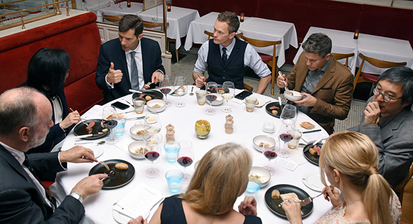 הארוחה הערוכה שיזמה סלקטיס. ניל פטריק האריס (במרכז): "מציאות שלא הכרתי" הארוחה הערוכה שיזמה סלקטיס. ניל פטריק האריס (במרכז): "מציאות שלא הכרתי"
