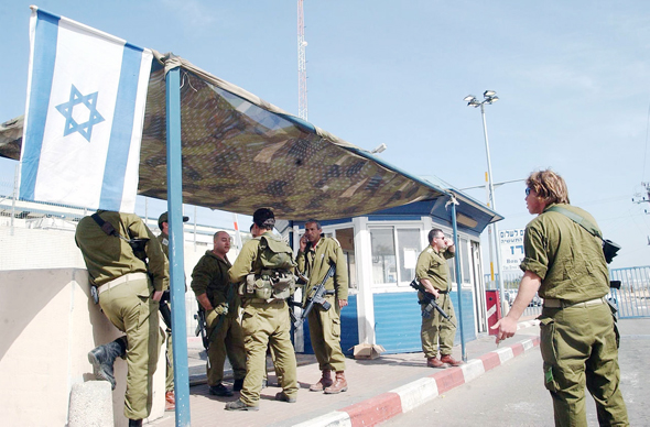 חיילים במחסום ארז. "התפקיד שלי ככלכלן הוא להגיד לאנשים: 'כשאתם הולכים לקבל החלטות על מלחמה ושלום, בואו לפחות נמדוד כמו שצריך את העלויות'" חיילים במחסום ארז. "התפקיד שלי ככלכלן הוא להגיד לאנשים: 'כשאתם הולכים לקבל החלטות על מלחמה ושלום, בואו לפחות נמדוד כמו שצריך את העלויות'"