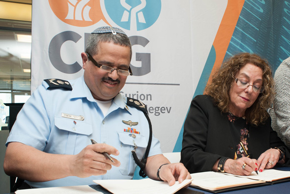 Israel Police Commissioner Roni Alsheikh, left, and BGU President Prof. Rivka. Photo: PR Israel Police Commissioner Roni Alsheikh, left, and BGU President Prof. Rivka. Photo: PR