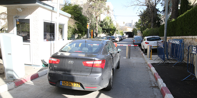 בני הזוג נתניהו נחקרו במשך חמש שעות בתיק 4000: "מרגיש בטוח - לא יהיה כלום"
