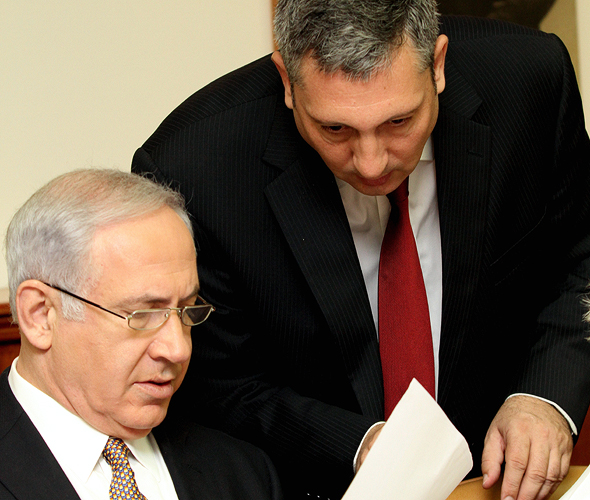 ניר חפץ מכניס פתק לראש הממשלה, אוגוסט 2010 ניר חפץ מכניס פתק לראש הממשלה, אוגוסט 2010