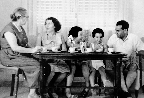 1947 - יהודית ברוניצקי בת ה־6 (שנייה משמאל) עם אחותה שרה (3), הוריה מרים ומרדכי וונדר והסבתא חוה זיגמן, בגבעתיים 1947 - יהודית ברוניצקי בת ה־6 (שנייה משמאל) עם אחותה שרה (3), הוריה מרים ומרדכי וונדר והסבתא חוה זיגמן, בגבעתיים