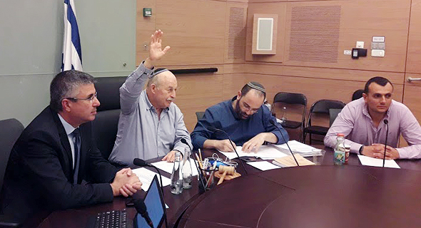 מתוך הדיון בועדת חוקה. מימין: מנכ"ל האוצר שי באב"ד, שני משמאל - ח"כ ניסן סלומינסקי ומנהל רשות המסים משה אשר מתוך הדיון בועדת חוקה. מימין: מנכ"ל האוצר שי באב"ד, שני משמאל - ח"כ ניסן סלומינסקי ומנהל רשות המסים משה אשר
