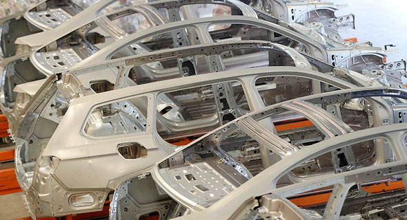 שלדי מכוניות במפעל פולקסווגן ב אמדן גרמניה, צילום: בלומברג