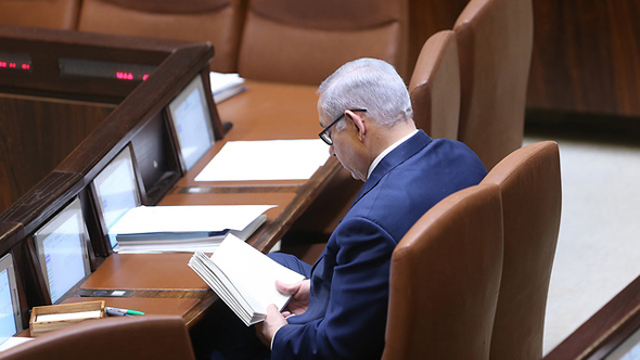 נתניהו קורא ספר במליאה, בזמן הדיונים נתניהו קורא ספר במליאה, בזמן הדיונים