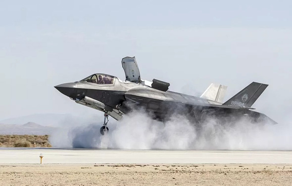 מטוס F35B נוחת אנכית מטוס F35B נוחת אנכית