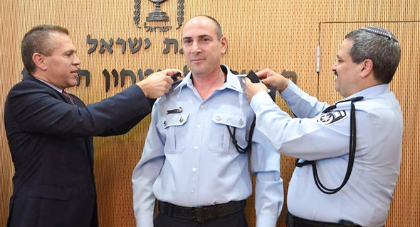 מימין: המפכ"ל רוני אלשיך, יגאל בן שלום והשר גלעד ארדן מימין: המפכ"ל רוני אלשיך, יגאל בן שלום והשר גלעד ארדן
