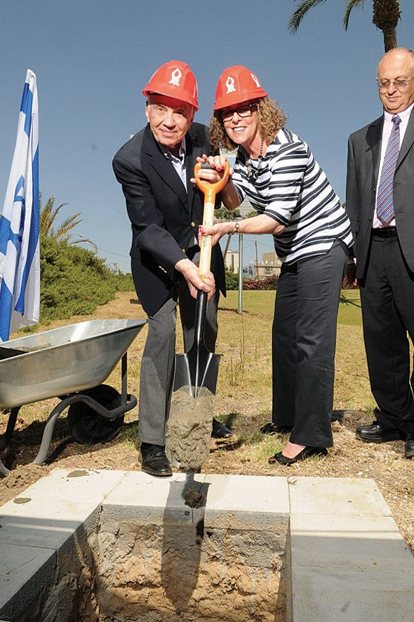 כרמי עם הנדבן מורט מנדל כרמי עם הנדבן מורט מנדל