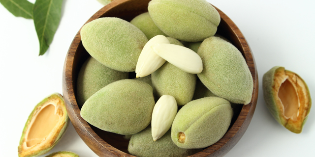 השקד הירוק: מר ומתוק