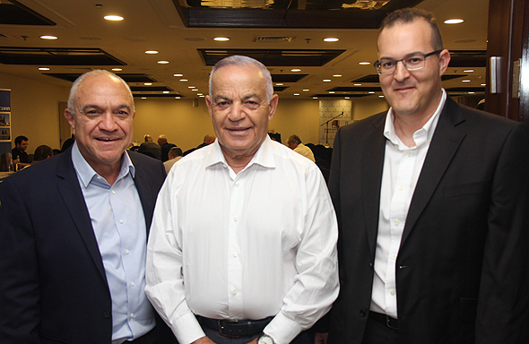 משמאל, יהודה כתב נשיא ארגון קבלי ת"א יפו בת ים, אבנר לוי הנשיא היוצא ואלי רוזנטל מנכ"ל הארגון משמאל, יהודה כתב נשיא ארגון קבלי ת"א יפו בת ים, אבנר לוי הנשיא היוצא ואלי רוזנטל מנכ"ל הארגון