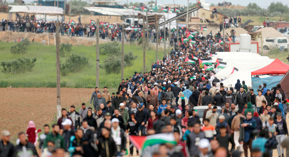 רבבות פלסטינים ב"צעדת השיבה" אתמול