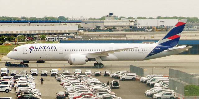 מטוס של חברת LATAM, צילום: אדם מוריירה, ויקיפדיה