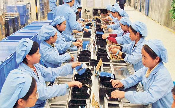 ייצור רכיבי מכשירים במפעל סיני, צילום: בלומברג