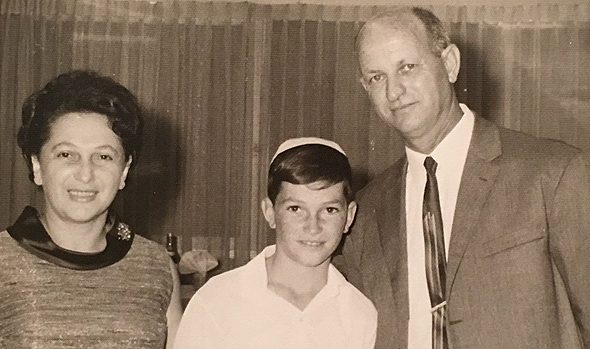 1967. דודי ויסמן בר המצווה עם הוריו חנה ויוסי, גבעתיים 1967. דודי ויסמן בר המצווה עם הוריו חנה ויוסי, גבעתיים