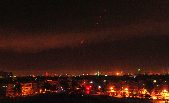 שמי דמשק מוארים באור ההפצצות, צילום: איי פי