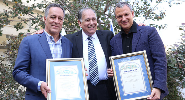 (מימין) אראל מרגלית, יונה יהב, בראד בלום (מימין) אראל מרגלית, יונה יהב, בראד בלום
