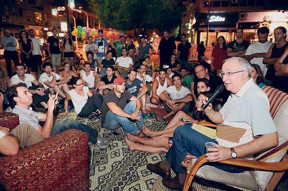 פרופ' מנואל טרכטנברג בשיחה עם מפגינים בכיכר המדינה בתל אביב. "הבנתי טוב מאוד מה צריך לעשות" פרופ' מנואל טרכטנברג בשיחה עם מפגינים בכיכר המדינה בתל אביב. "הבנתי טוב מאוד מה צריך לעשות"