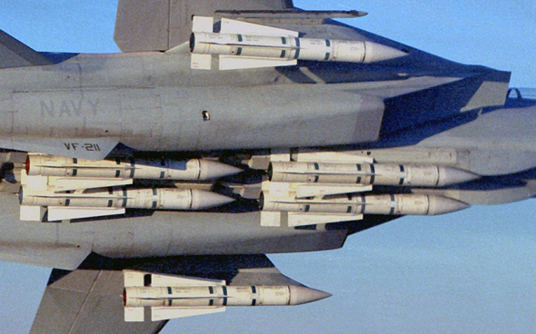 טילי פניקס מתחת לגופו של F14 טילי פניקס מתחת לגופו של F14