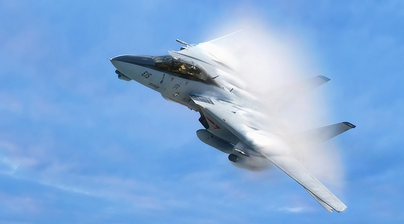 מטוס F14 בטיסה כשכנפיו משוכות לאחור מטוס F14 בטיסה כשכנפיו משוכות לאחור