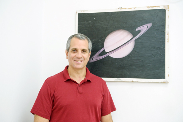 כספי והפוסטר שאביו קנה לו. "הוא הזמין לי מנאס"א כשהייתי בן 7, כך שאפשר להגיד שזו תשוקה מילדות" כספי והפוסטר שאביו קנה לו. "הוא הזמין לי מנאס"א כשהייתי בן 7, כך שאפשר להגיד שזו תשוקה מילדות"