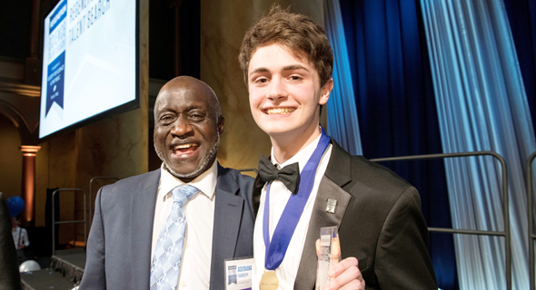 פירסטר במרץ, בטקס קבלת הפרס בתחרות Regeneron Science Talent Search, עם אחד ממוריו בתיכון. "המחקר הזה מראה את הכוח של מתמטיקה, זכיתי ליישם אותה על העולם האמיתי" פירסטר במרץ, בטקס קבלת הפרס בתחרות Regeneron Science Talent Search, עם אחד ממוריו בתיכון. "המחקר הזה מראה את הכוח של מתמטיקה, זכיתי ליישם אותה על העולם האמיתי"