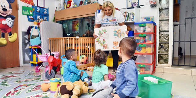 נשארו לבד בגן: מאבקן של המטפלות במשפחתונים של משרד הרווחה
