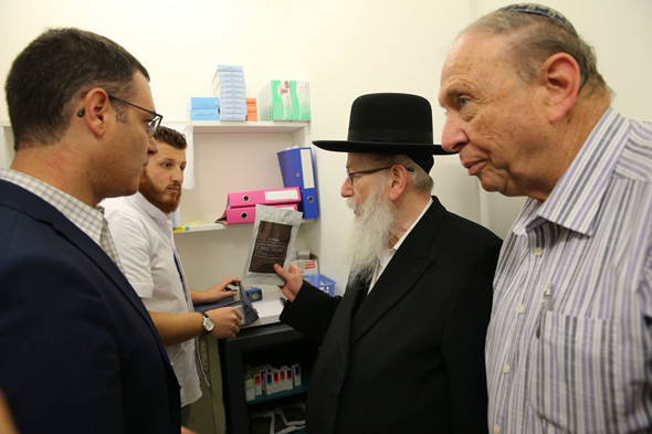 סגן שר הבריאות יעקב ליצמן (שני מימין) בביקור בבית מרקחת המשתתף בפיילוט סגן שר הבריאות יעקב ליצמן (שני מימין) בביקור בבית מרקחת המשתתף בפיילוט