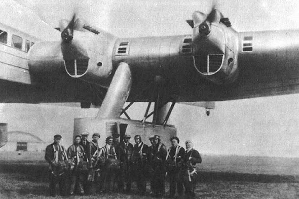 קונסטנטין קלינין וצוותו, עומדים ליד ה-Ka7 קונסטנטין קלינין וצוותו, עומדים ליד ה-Ka7