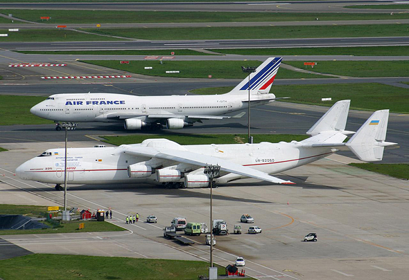 אנטונוב 225, כשמאחוריו בואינג 747 ג