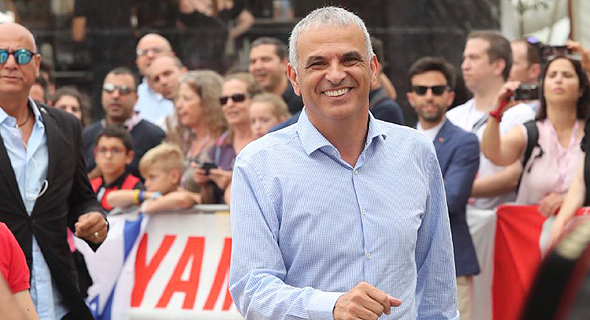 שר האוצר משה כחלון צופה במירוץ שר האוצר משה כחלון צופה במירוץ