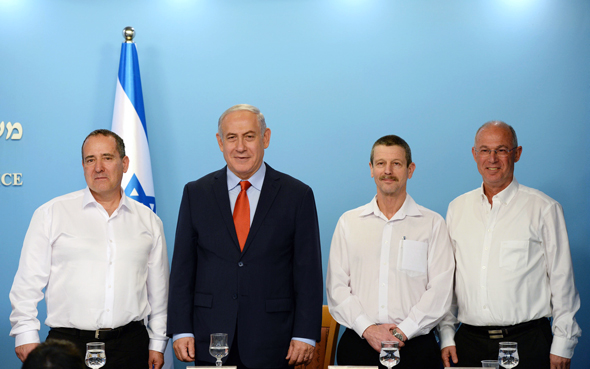 מימין ד"ר אודי נצר עם ראש הממשלה בנימין נתניהו מימין ד"ר אודי נצר עם ראש הממשלה בנימין נתניהו