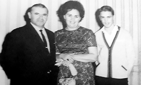 1965 - שמואל דונרשטיין עם הוריו מרים ומוט'קה בבר המצווה שלו 1965 - שמואל דונרשטיין עם הוריו מרים ומוט'קה בבר המצווה שלו