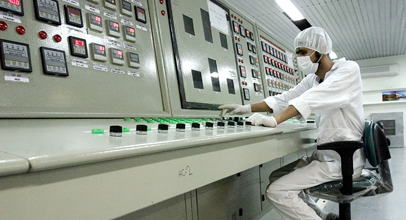 עובד במתקן אורניום איראני, צילום: איי פי