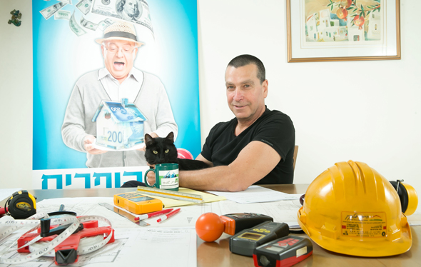 אטקין במשרדו. "אסור שאדם יחיה כעני וימות עשיר" אטקין במשרדו. "אסור שאדם יחיה כעני וימות עשיר"