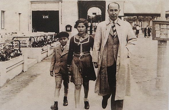 1935. זלמן שובל בן ה־5 עם אחותו אדית ואביהם שאול בצופוט, עיירת נופש הסמוכה לדנציג 1935. זלמן שובל בן ה־5 עם אחותו אדית ואביהם שאול בצופוט, עיירת נופש הסמוכה לדנציג