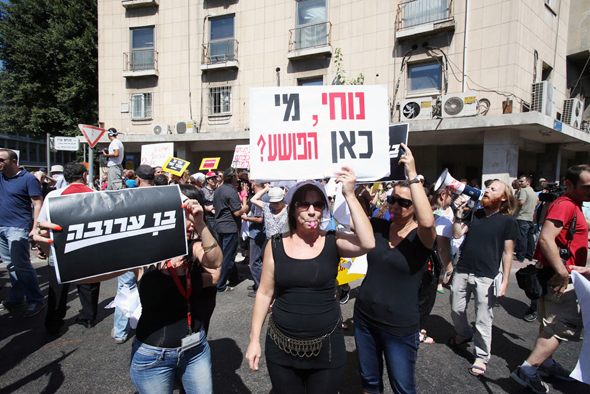 עובדי "מעריב" מפגינים נגד דנקנר. "את הקונספט של 'סינרגיה' המציאו עורכי הדין אחרי שתבענו" עובדי "מעריב" מפגינים נגד דנקנר. "את הקונספט של 'סינרגיה' המציאו עורכי הדין אחרי שתבענו"