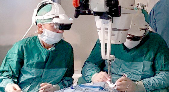 Surgeons using Beyeonics