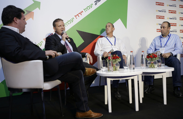 מימין: ליאור הנדלסמן סמנכ"ל הפיתוח סולארדג', אורי הדומי מנכ"ל מזור רובוטיקה, רון בנצור מנכ"ל יורוג'ן וחזי שטרנליכט כתב כלכליסט מימין: ליאור הנדלסמן סמנכ"ל הפיתוח סולארדג', אורי הדומי מנכ"ל מזור רובוטיקה, רון בנצור מנכ"ל יורוג'ן וחזי שטרנליכט כתב כלכליסט