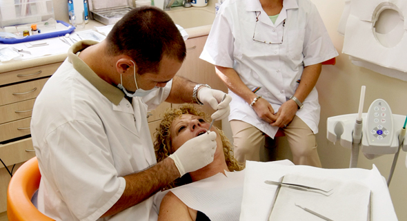 טיפול שיניים במרפאת כללית סמייל (ארכיון), צילום: טל שחר