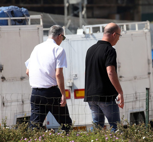 נוני מוזס (משמאל) בדרך לחקירה בלהב 433 נוני מוזס (משמאל) בדרך לחקירה בלהב 433