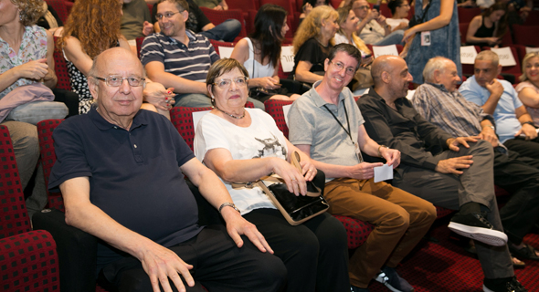 משמאל: אינגבר ואשתו רחל, שמוליק דובדבני, ארז דבורה, ג'אד נאמן ורז יוסף, ראש החוג לקולנוע באונ' תל־אביב, בערב ההוקרה משמאל: אינגבר ואשתו רחל, שמוליק דובדבני, ארז דבורה, ג'אד נאמן ורז יוסף, ראש החוג לקולנוע באונ' תל־אביב, בערב ההוקרה