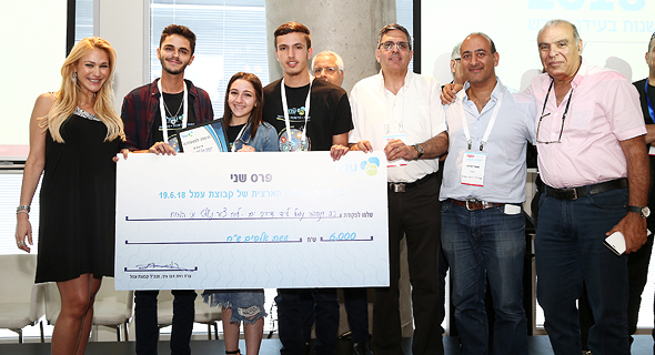 מקום שני, ליידי דיוויס מקום שני, ליידי דיוויס